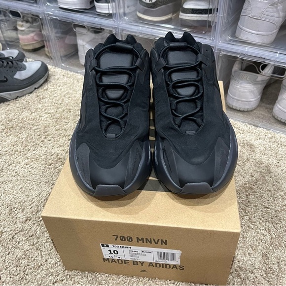 Yeezy MNVM triple black - Picture 1 of 3